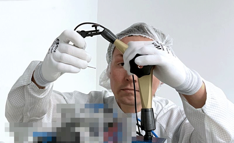 Techniker stellt eine Mehrachsplattform ein